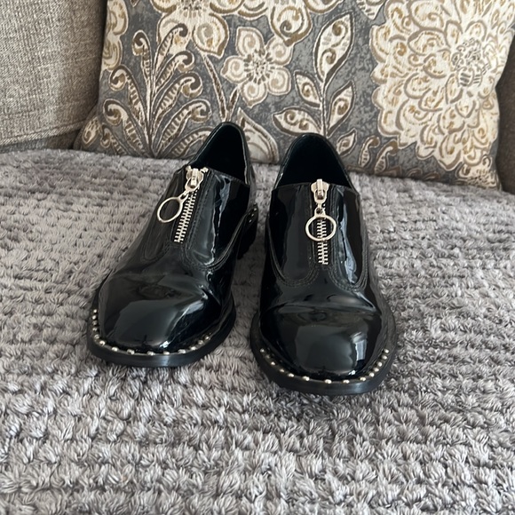 Super cute Oxford loafers with stud details! - Picture 1 of 5